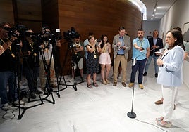 La presidenta de Les Corts, Llanos Massó, en una comparecencia ante la prensa.