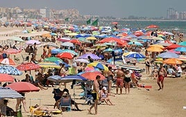 Playa de Gandia llena de visitantes.
