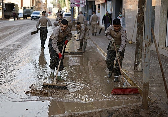 Militares limpiando a principios de diciembre, en una imagen de archivo.