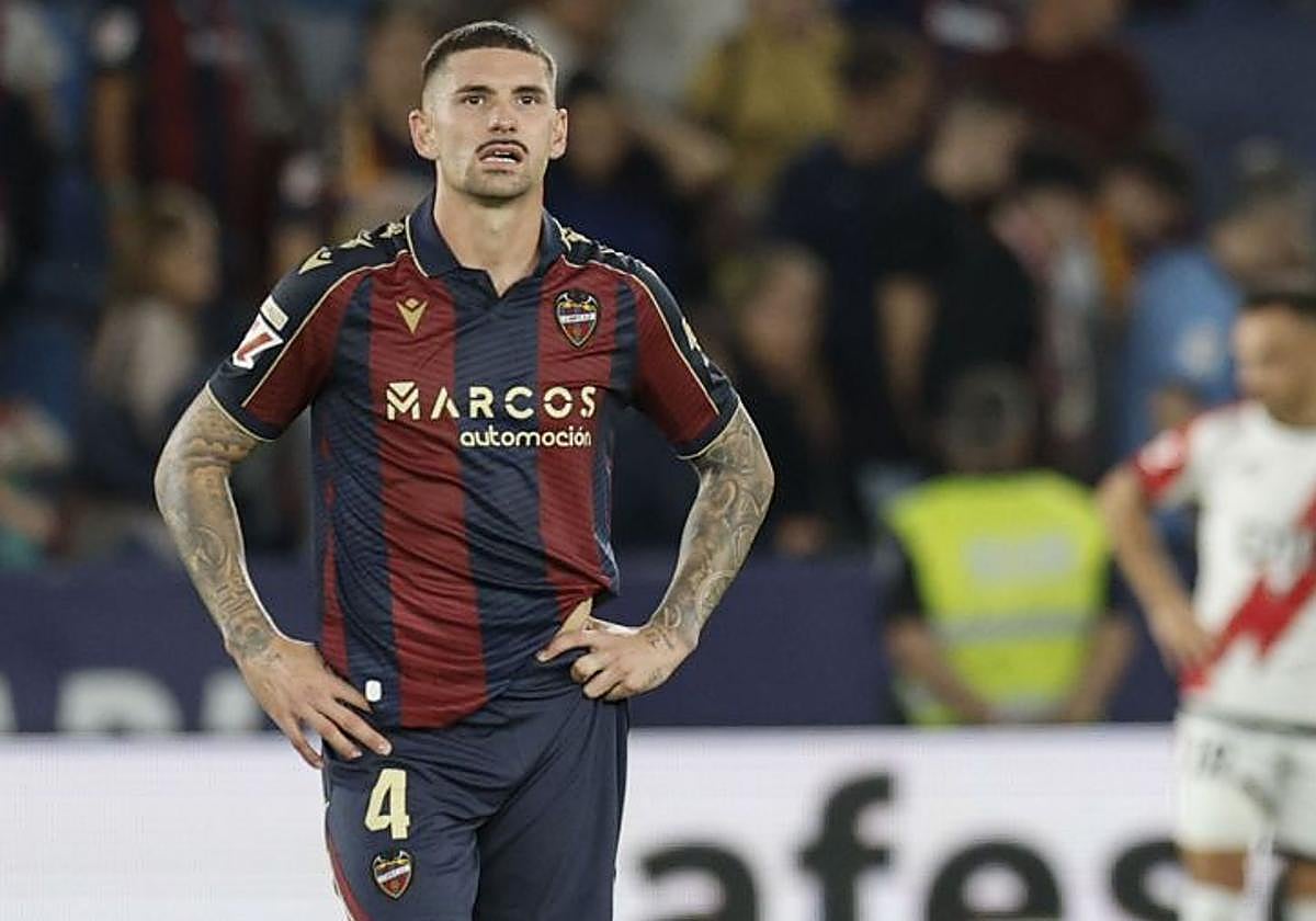 Dela, con el Levante.