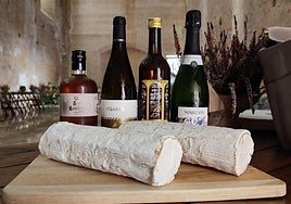 Rulo de cabra y vinos en el refectorio del Monasterio de la Valldigna.