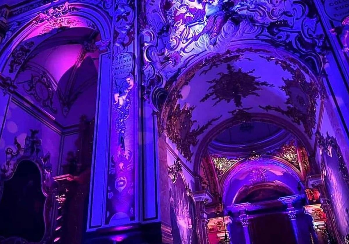 La Iglesia de San Juan de la Cruz, verdadero espectáculo de luz.
