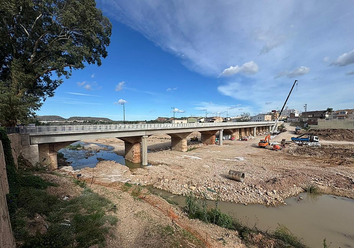 Pasarela y puente sobre el río Magro.