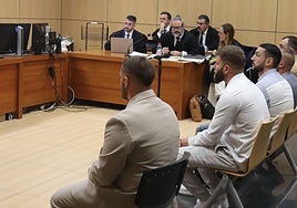 A la izquierda el presunto autor de los disparos, y los otros cuatro acusados de darle una paliza.