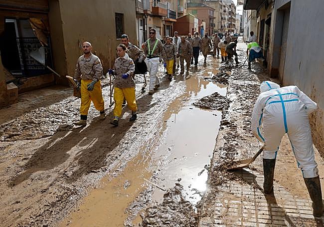 Retirada de barro en una calle de Paiporta.