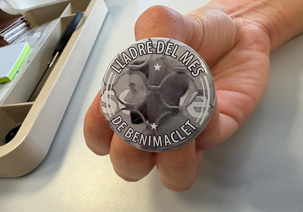 La chapa con el rostro del ladrón.