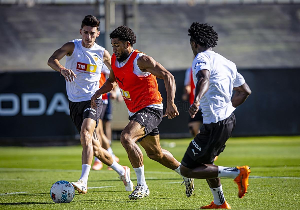 Danjuma, en un entrenamiento, junto a Pepelu y Thierry.