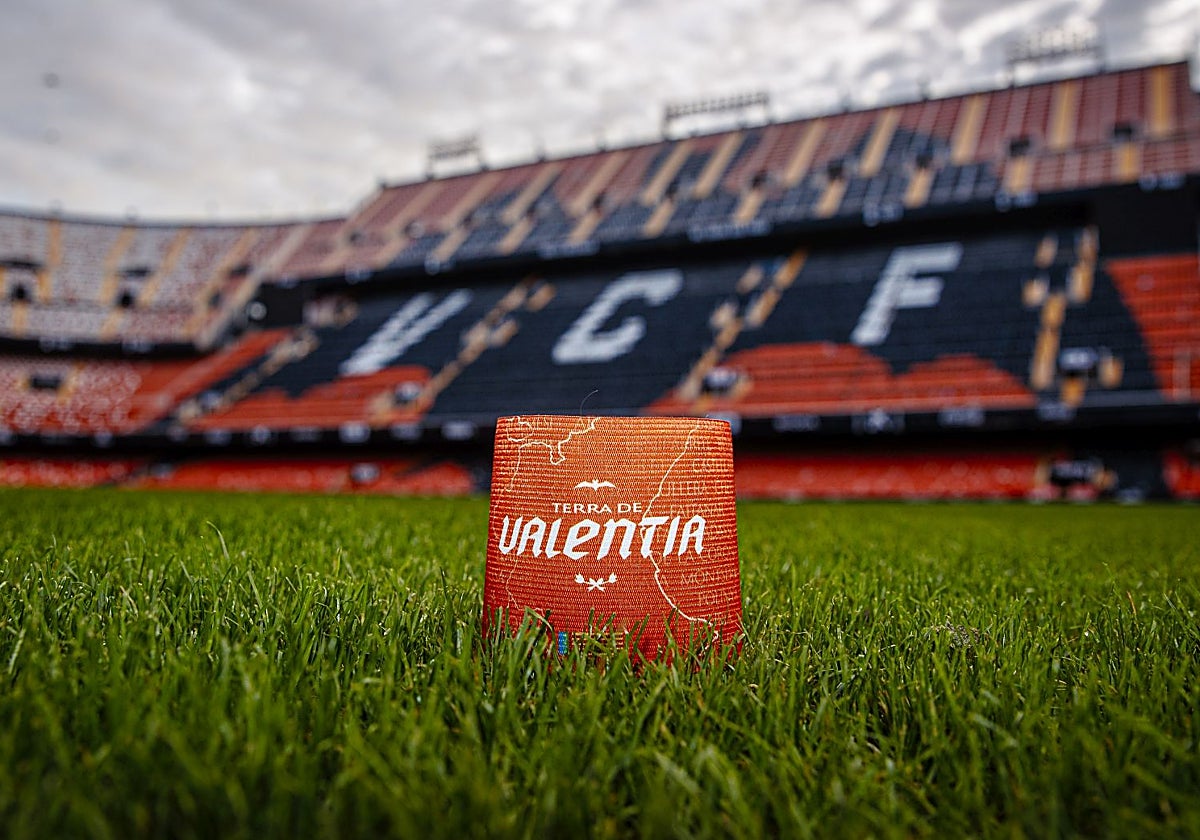 Brazalete sobre el césped de Mestalla