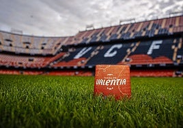 Brazalete sobre el césped de Mestalla