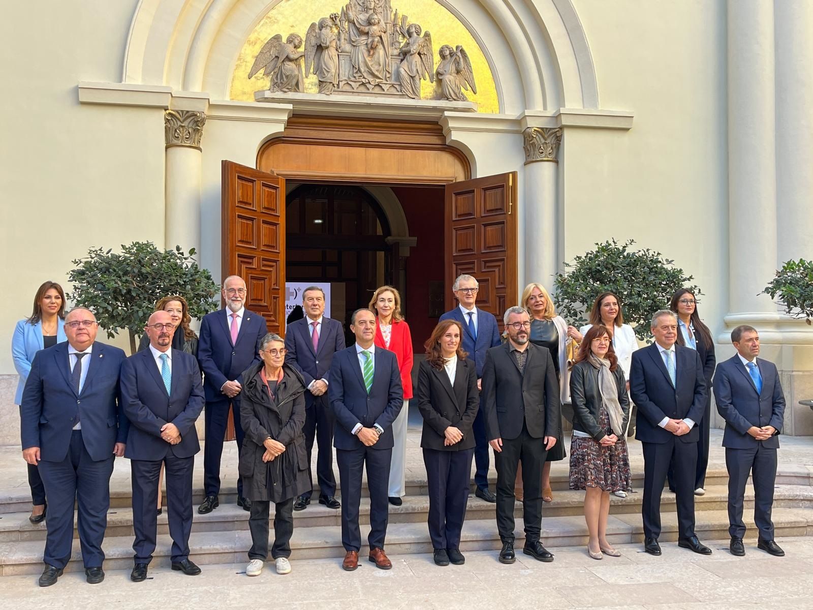 Gómez y otros consejeros de Sanidad antes de la reunión del CISNS en Zaragoza.