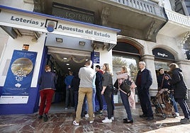 Colas en una administración de Valencia para comprar un décimo de Lotería Nacional, imagen de archivo.