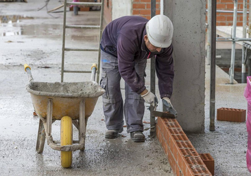 Retiran una pensión vitalicia de 3.000 euros a un albañil con cirrosis porque puede trabajar en otros oficios «exentos de tales esfuerzos»