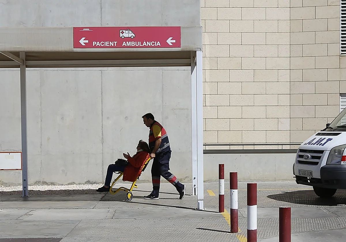 Entrada de Urgencias en el Hospita de la Ribera.