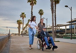 Maribel -izquierda- y Mari Cruz pasean por la playa de la Patacona junto a su padre, Bernardo, único tío que le queda vivo al cantante.