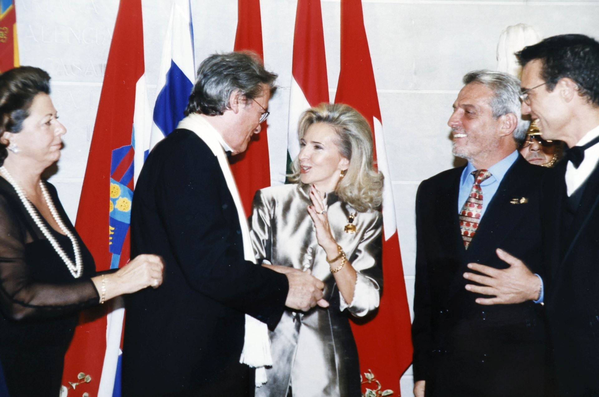 Mayrén Beneyto, con Alain Delon, junto a Pepe Sancho y la alcaldesa de Valencia.