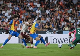 Una acción del derbi entre Valencia y Villarreal.