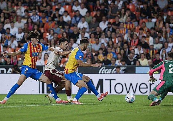 Una acción del derbi entre Valencia y Villarreal.