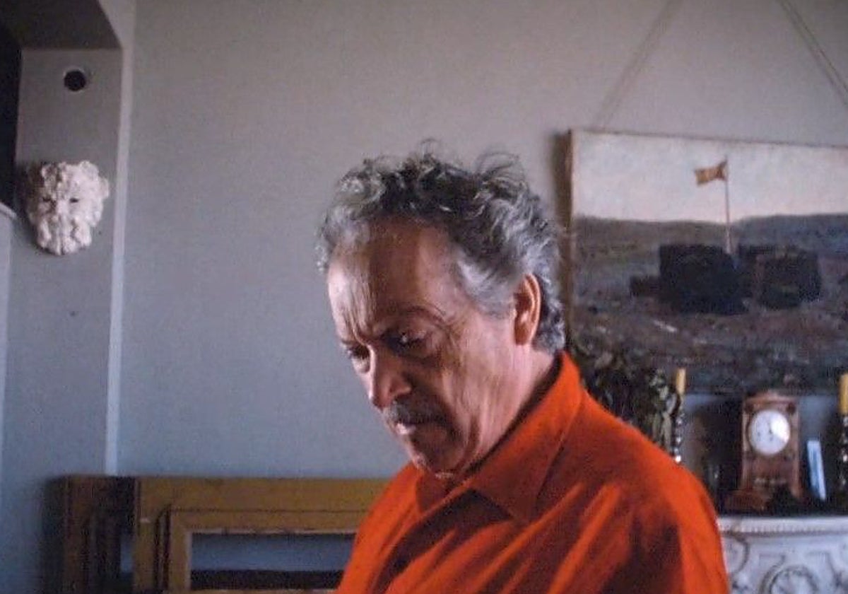 Genaro Lahuerta en un momento de la cinta que lo muestra trabajando.