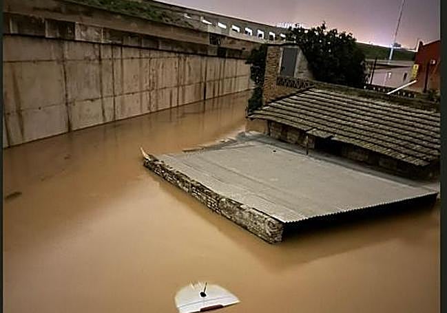 Nave sumergida en Horno de Alcedo, próxima a la Pista de Silla.
