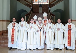 Los nuevos diáconos con monseññor Benevent, los obispos auxiliares y otras autoridades eclesiásticas que han asistido a la ceremonia.