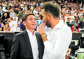 Marcelino (izquierda) y Corberán se saludan antes de empezar el partido.