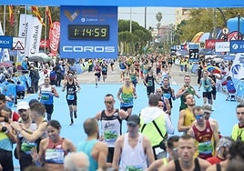 Corredores cruzan la meta.