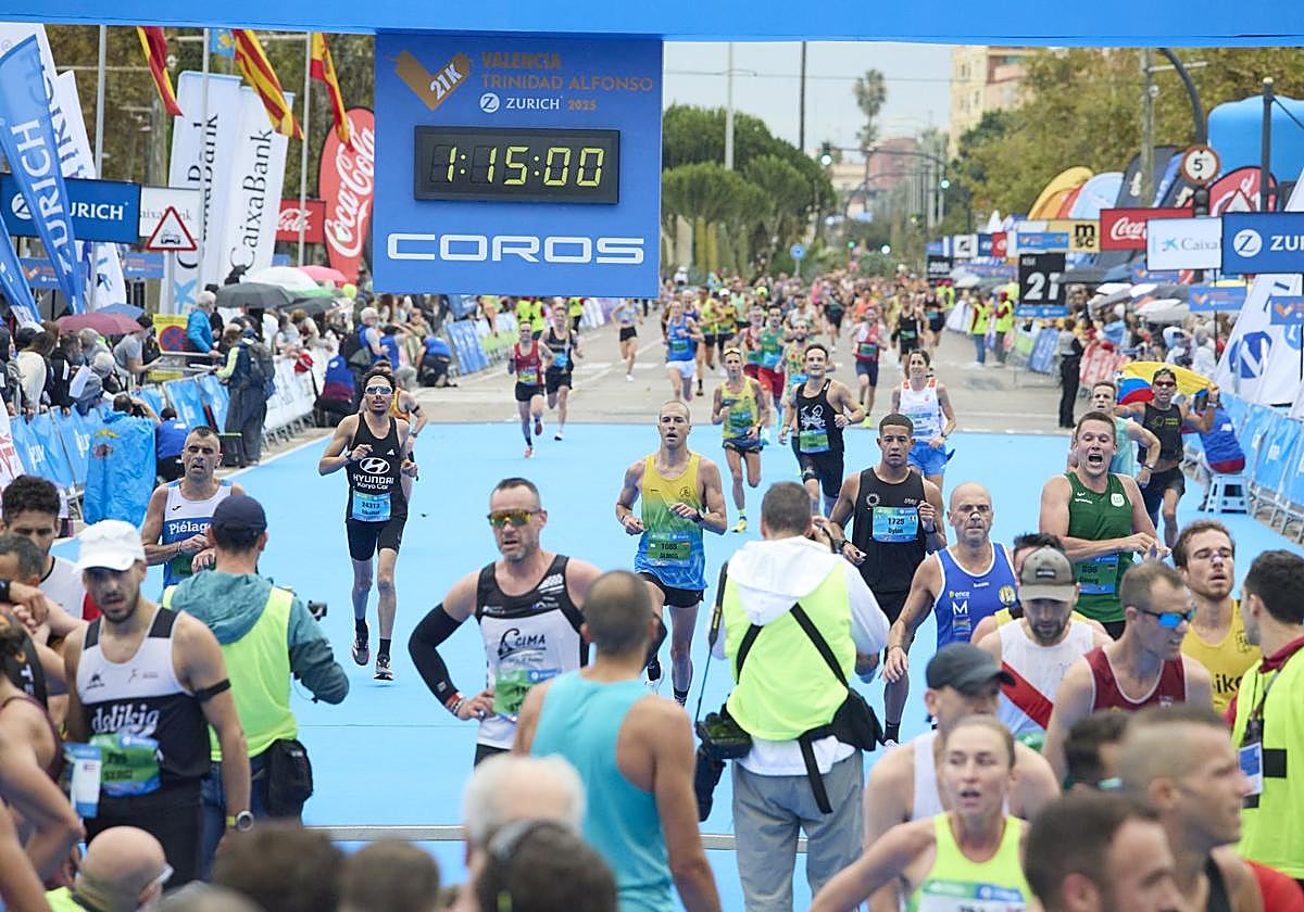 Corredores cruzan la meta.