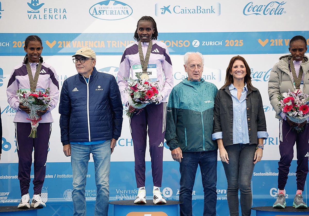 Paco Borao, al medio, en la entrega de las medallas en categoría femenina.