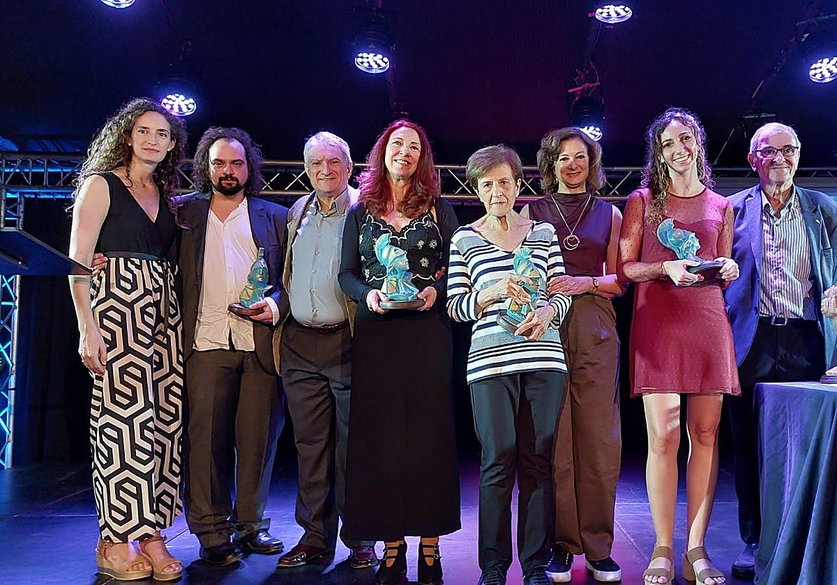 Los autores premiados posan junto con las personas que ofrecieron las loas de sus obras.