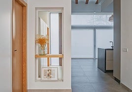 La entrada de la casa se ha abierto para que la luz llegara a todo el espacio.