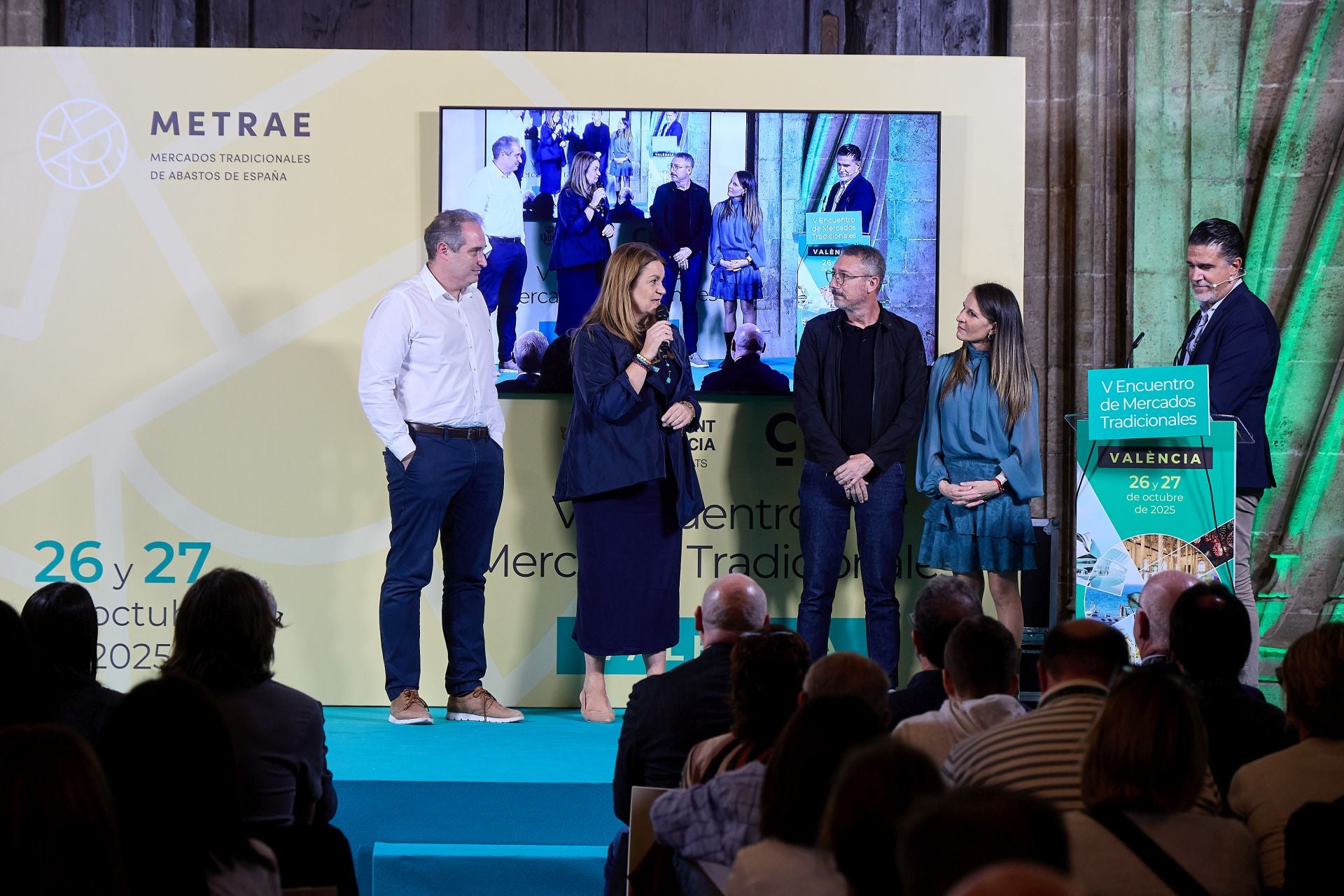 FOTOS | Homenaje al valor de los mercados tradicionales de la dana