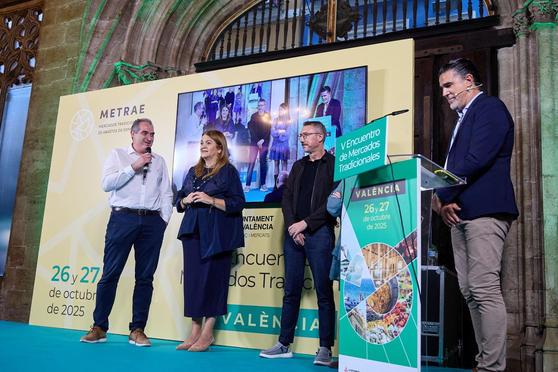 FOTOS | Homenaje al valor de los mercados tradicionales de la dana