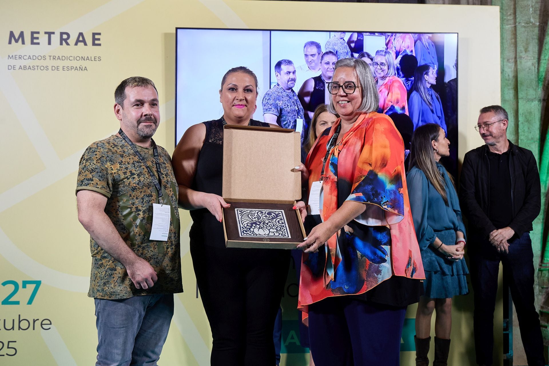 FOTOS | Homenaje al valor de los mercados tradicionales de la dana