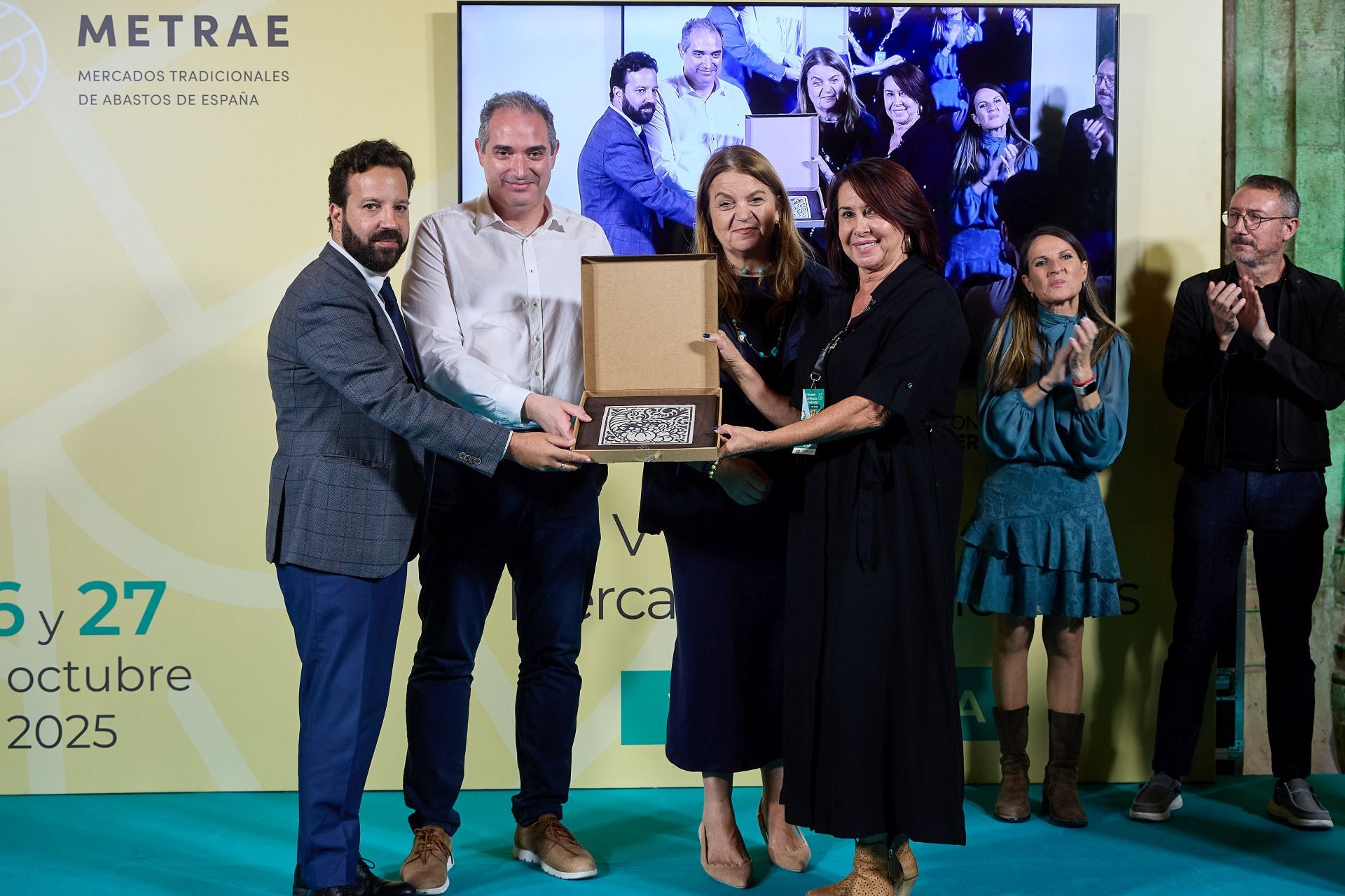 FOTOS | Homenaje al valor de los mercados tradicionales de la dana