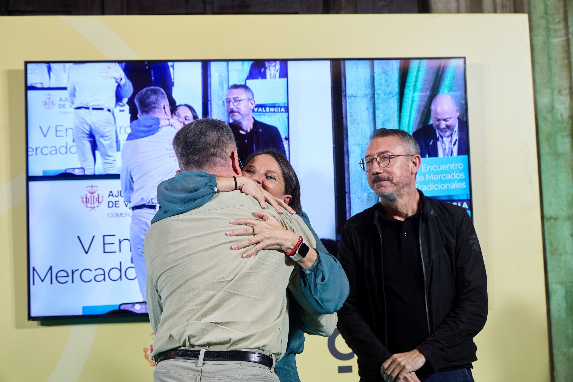 FOTOS | Homenaje al valor de los mercados tradicionales de la dana