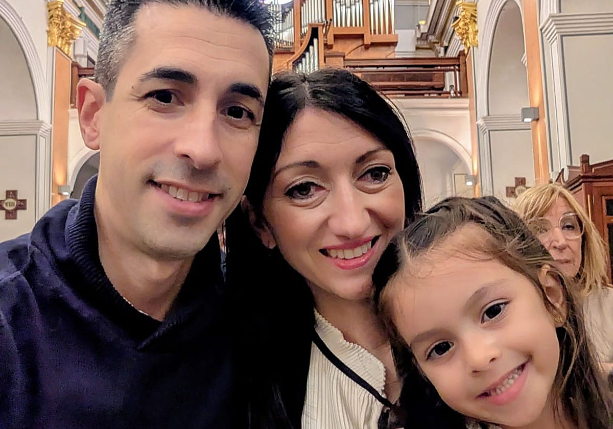 Candela, junto a sus padres, Miguel y Belinda.