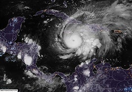 Formación y desplazamiento del huracán Melissa en el Caribe.