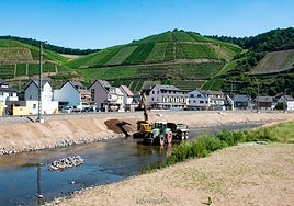 Trabajos de recuperación del devastado cauce del Ahr a su paso por la localidad de Dernau.