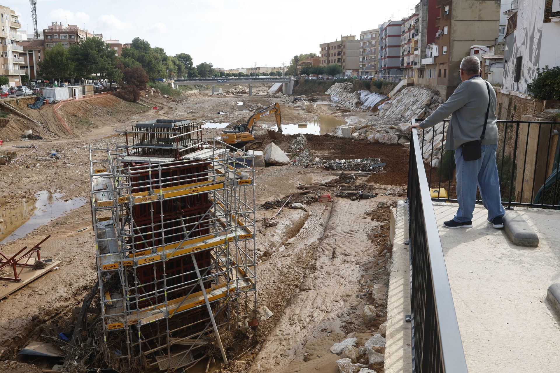 Un vecino de Paiporta observa las obras en el barranco.