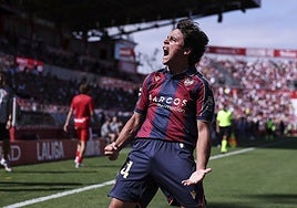 Carlos Álvarez celebra un gol con el Levante.