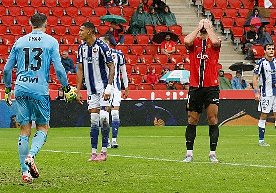 Los jugadores del Levante, durante el partido en Mallorca.