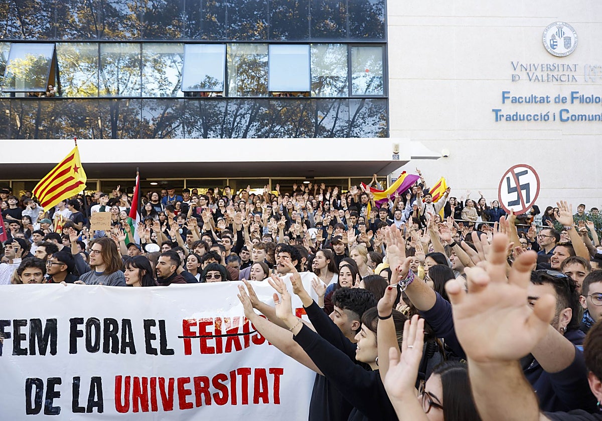 Imagen principal - La contramanifestación, un instante de la charla al aire libre de Quiles en el jardín de Blasco Ibáñez y agentes de la UIP a punto de despejar la avenida, cortada al tráfico. 