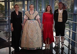 Andrea Adelantado, fallera mayor de Torrent en 2026, con las autoridades.