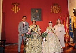 Las falleras mayores de la ciudad junto a alcalde y la concejal de Fiestas de Alzira.