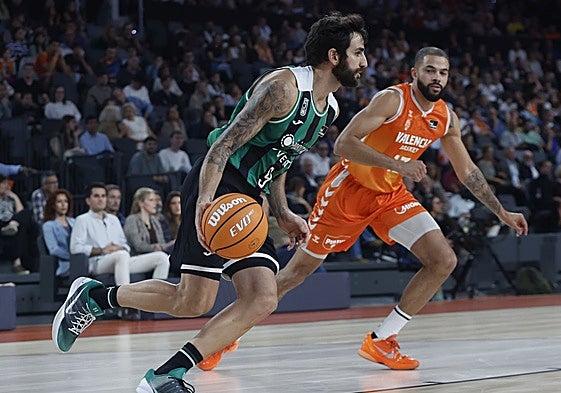 Ricky Rubio inicia un ataque del Joventut ante Darius Thompson.