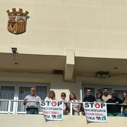 Pancartas de rechazo contra la planta de Llíria.