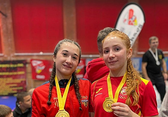 Ainhoa Gimeno Franco y Martina Ojeda Aranda con sus respectivas medallas