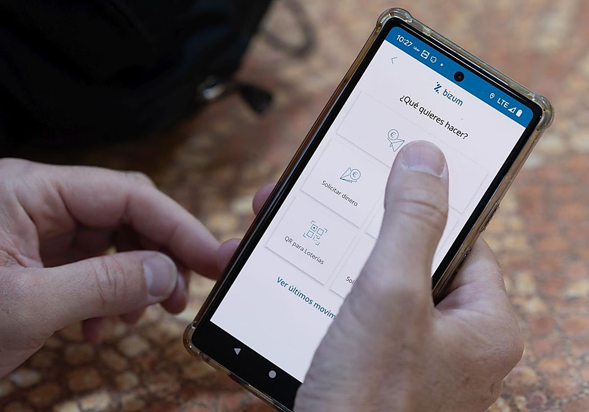 Una persona manda un Bizum, imagen de archivo.