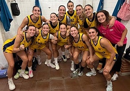 La plantilla del Claret Benimaclet celebra su victoria en el vestuario