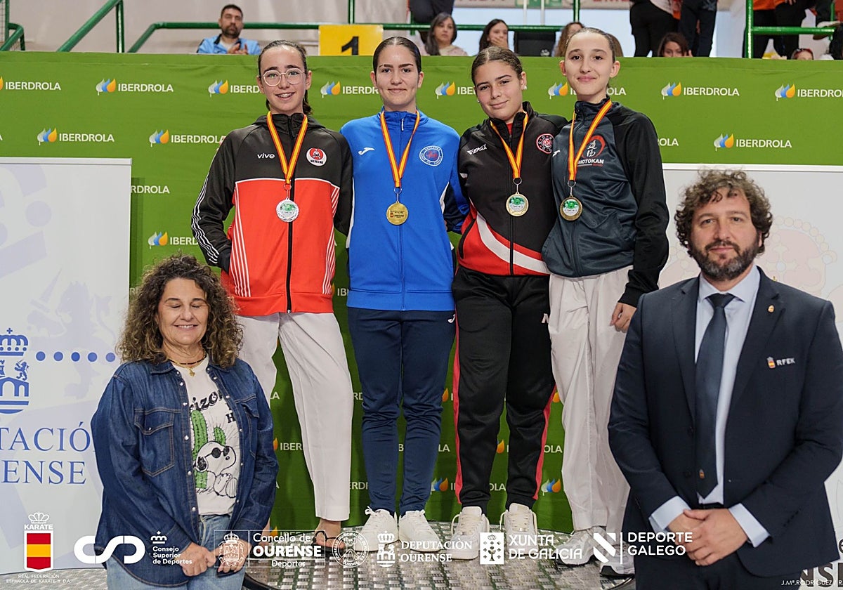 Nora Gato Meléndez posa con su medalla en el podio